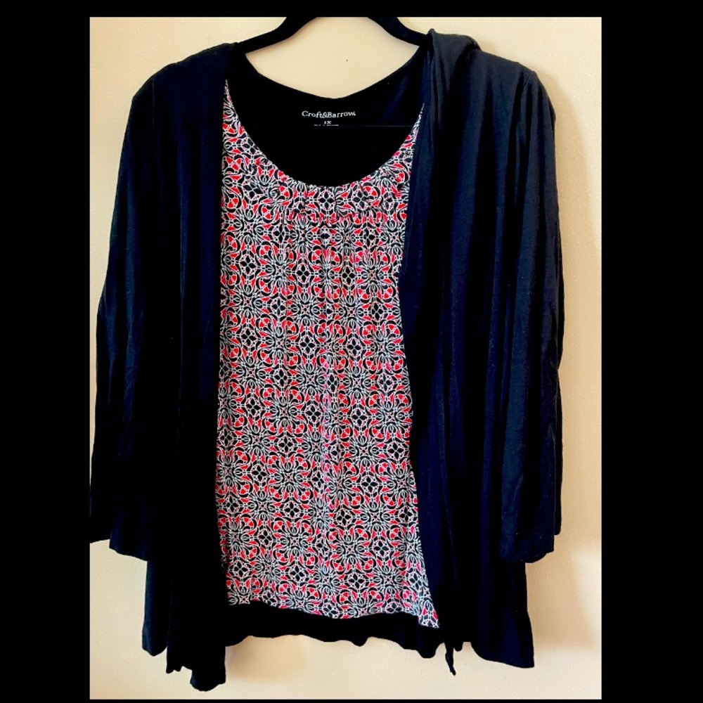 One attached piece.  3/4 sleeve.